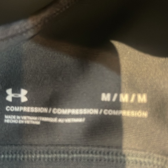 Under Armour crisscross bra with removable pads, size medium - Picture 4 of 4